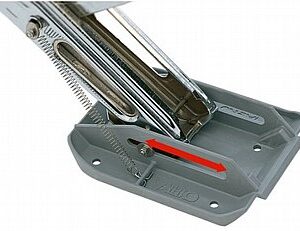 תקריב של ALKO סט 4 תומכי רגל לקרוואן (bigfoot) על בסיס אפור, התומך בכוונון פאנל סולארי להתקנה יעילה של אנרגיה פוטו-וולטאית.