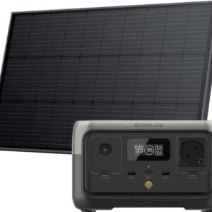 תחנת כוח ניידת ECOFLOW RIVER 2 עם תצוגה דיגיטלית ויציאות, המוצבת מאחורי פאנל סולארי קשיח בהספק 100 וואט להפקת אנרגיה סולארית יעילה.